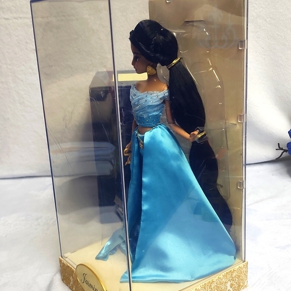 Disney Exclusive Jasmine Collectors Doll on Case w/ Certificate of Authenticity - Picture 5 of 5